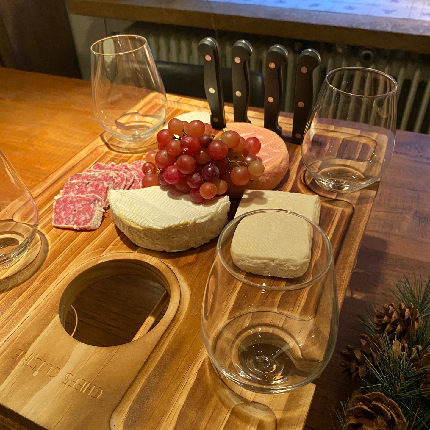 Wijntafel, kaas en wijn, picknicktafel