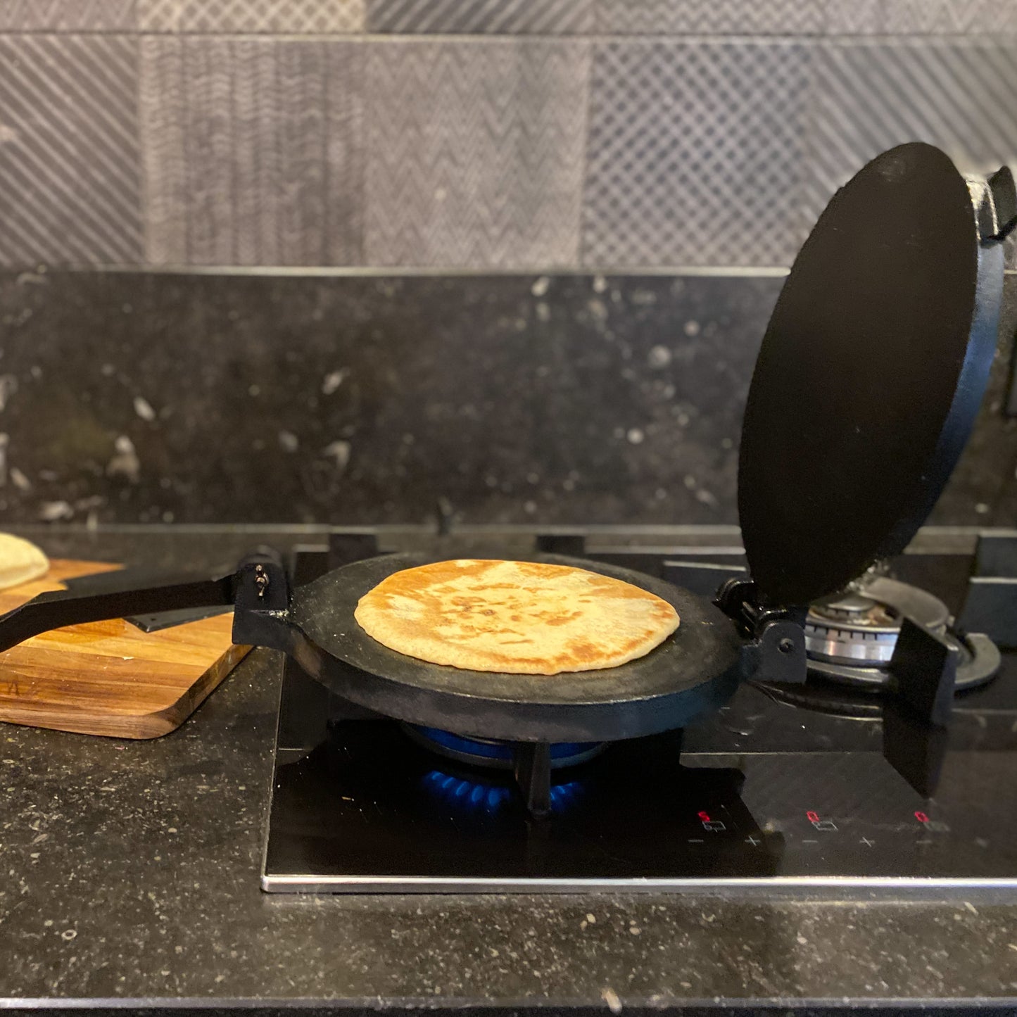 Gietijzeren tortilla pers
